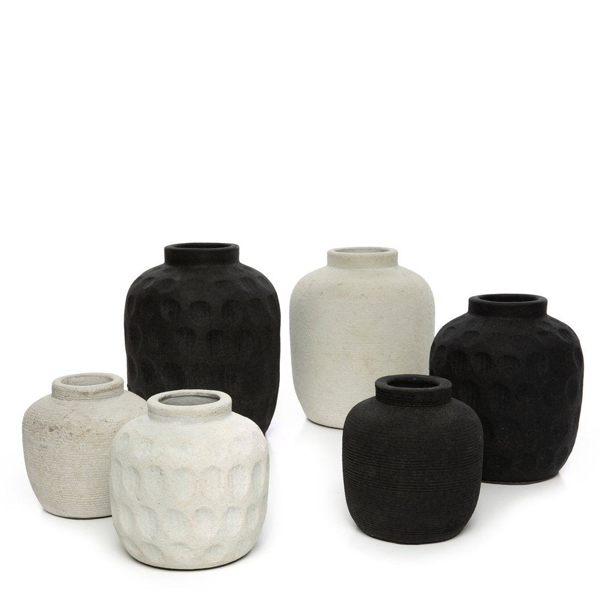 Timeless Artisan Crafted Black Peaky Vase with Luxury Design